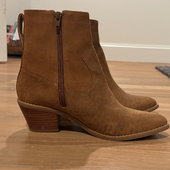 ABLE  women’s size 7 suede boots with light animal print . No original box - Picture 1 of 8